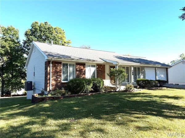 828 Country Heights Court, Manchester, MO 63021