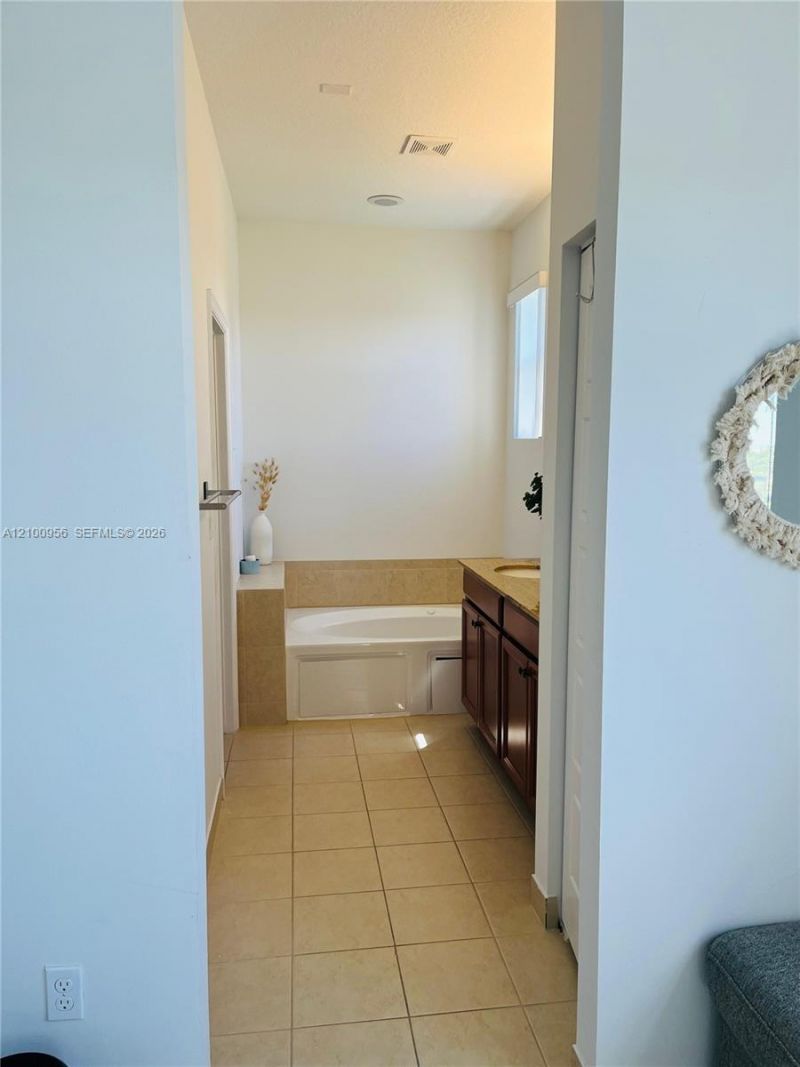 616 NE 193rd St, Unit N/A, Miami, FL 33179 Photo