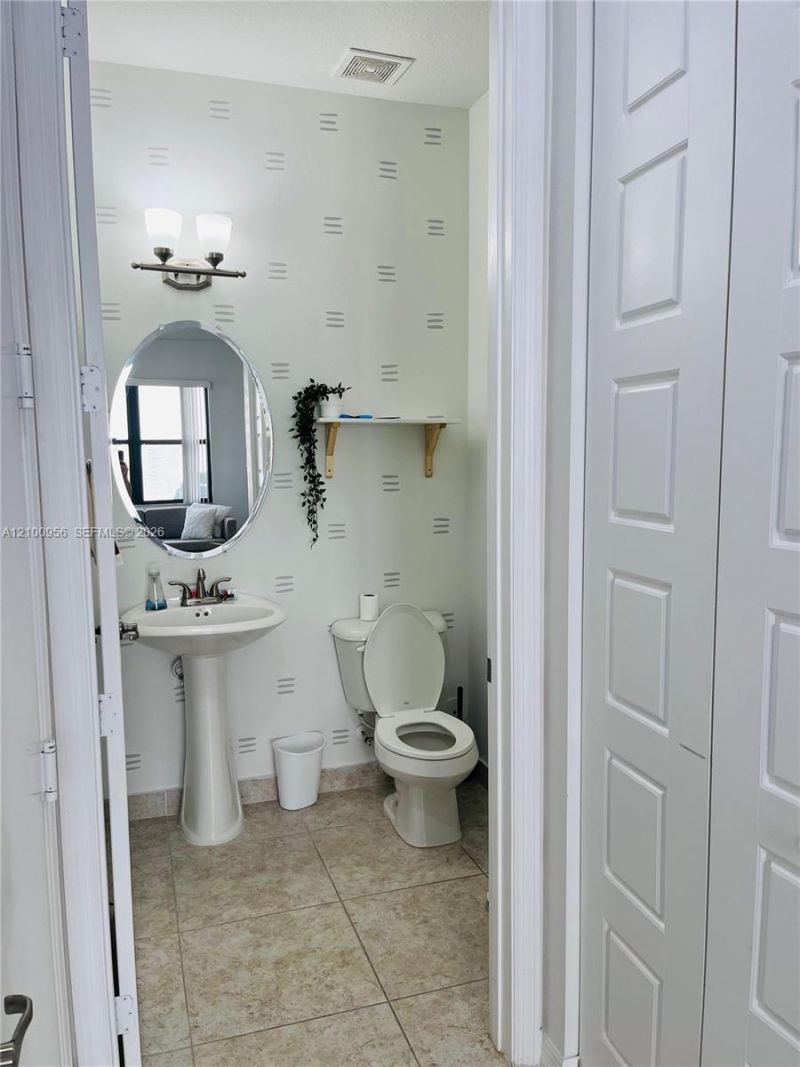 616 NE 193rd St, Unit N/A, Miami, FL 33179 Photo