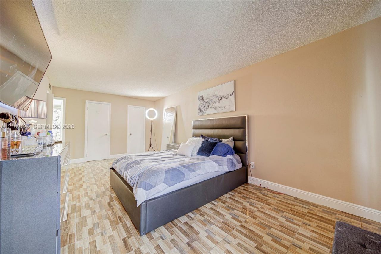 494 NW 165th St Rd, Unit C-205, Miami, FL 33169 Photo