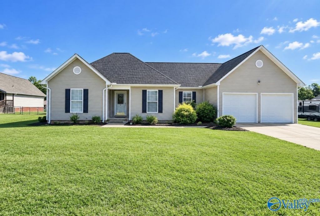 534 East Henderson Road, Boaz, AL 35957 Main Photo