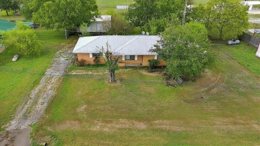 712 N Allyn Avenue E, Mount Calm, TX 76673 Main Photo