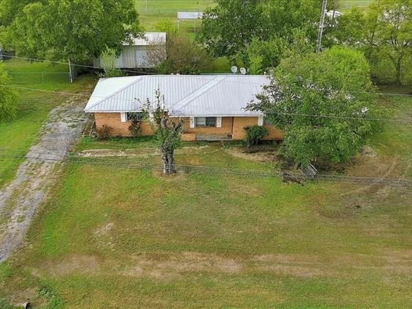 712 N Allyn Avenue E, Mount Calm, TX 76673
