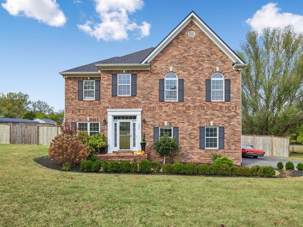 1432 Oak Leaf Dr, Columbia, TN 38401