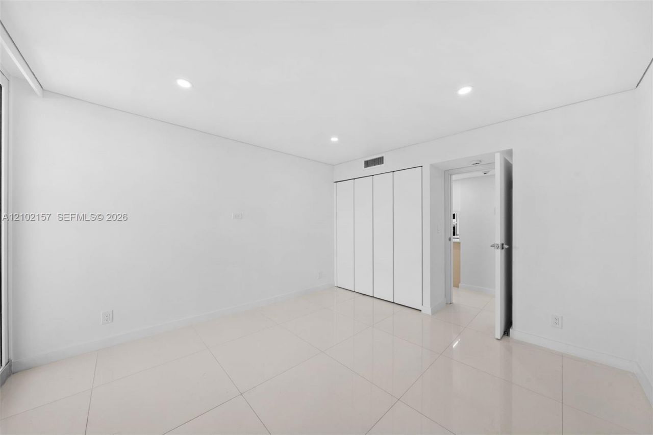 100 Bayview Dr , Unit 1919, Sunny Isles Beach, FL 33160 Photo