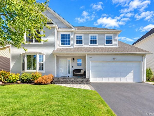 184 Cranberry Court , Melville, NY 11747