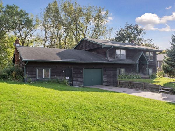 750 Viking Drive E, Maplewood, MN 55117
