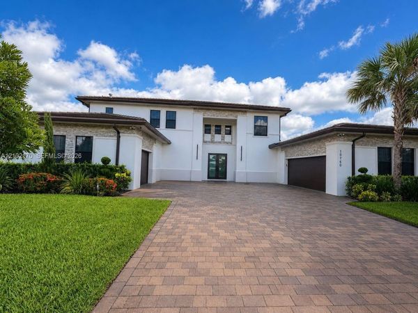 10760 Breezeway Ln, Davie, FL 33324