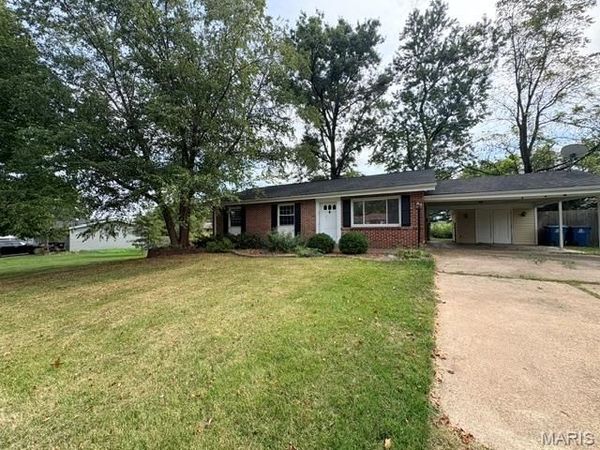 1105 Derhake Road , Florissant, MO 63033