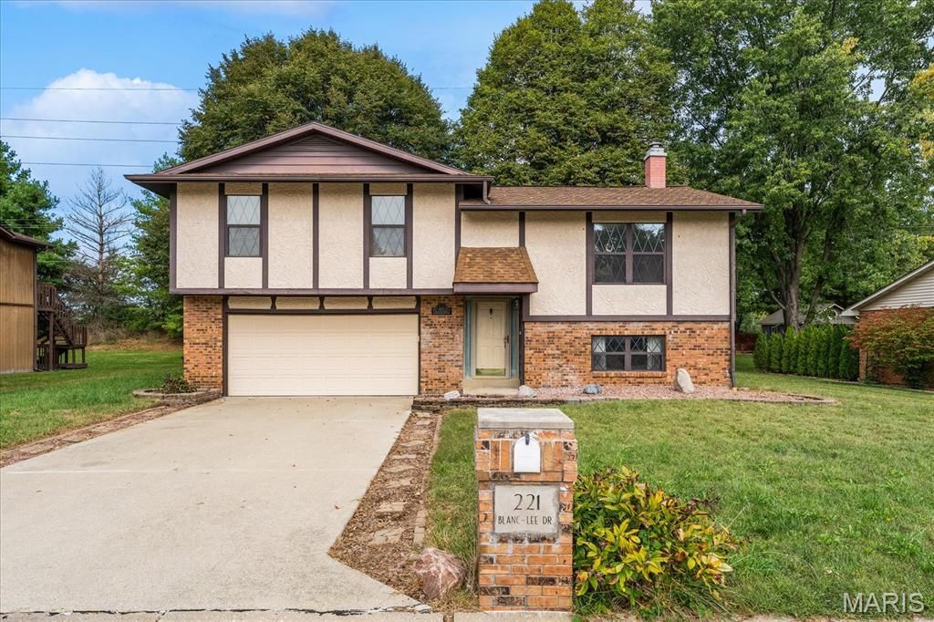 221 Blanc Lee Drive , Belleville, IL 62226 Main Photo