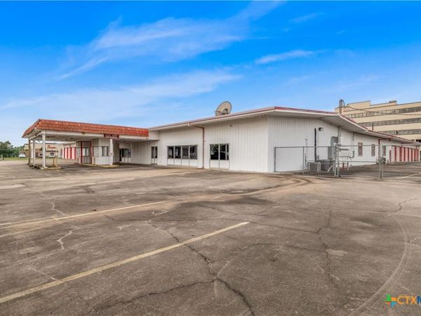 1301 E North Street , Victoria, TX 77901