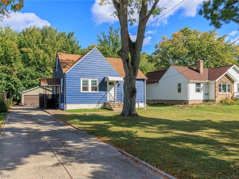 2415 E Ridgewood Drive, Seven Hills, OH 44131 Photo 2