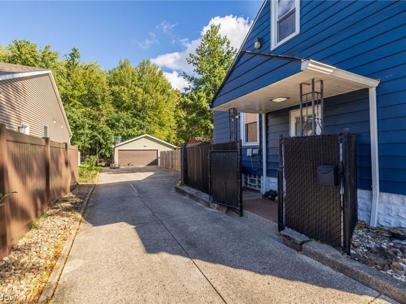 2415 E Ridgewood Drive, Seven Hills, OH 44131 Photo 3