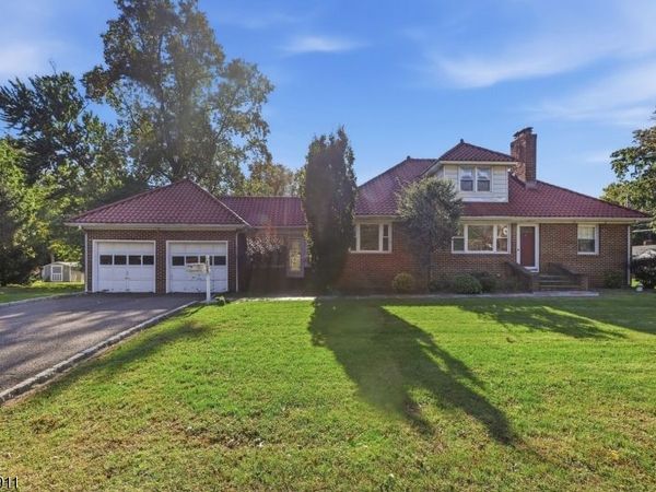 127 Warrenville Rd, Green Brook, NJ 08812