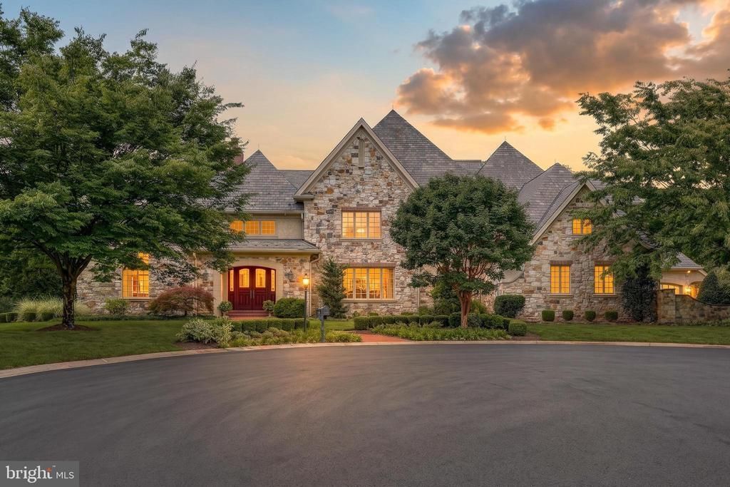 7 WHITE OAK CIRCLE, LEMOYNE, PA 17043