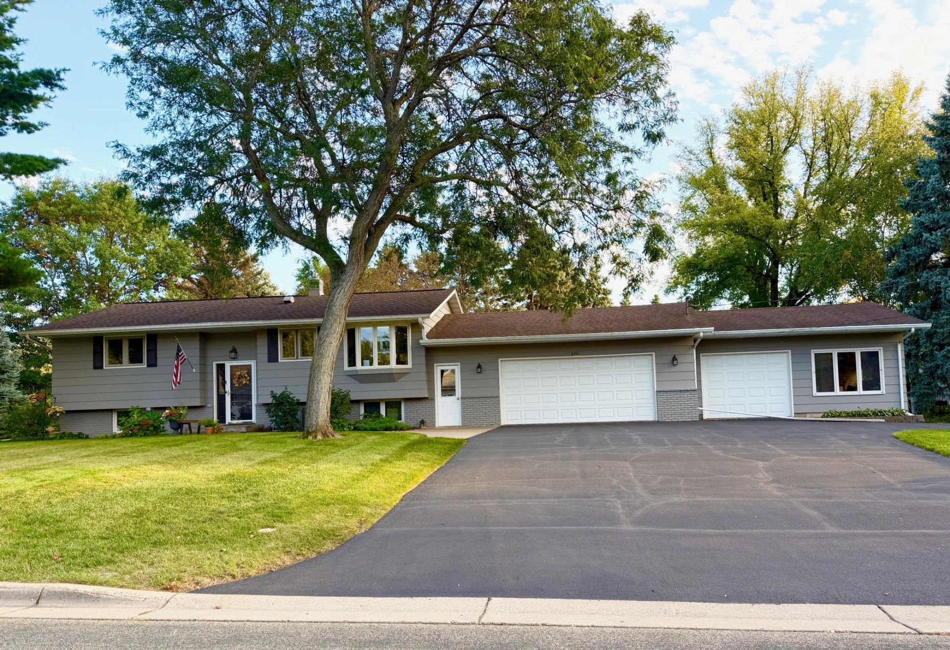 642 Callahan Place, Mendota Heights, MN 55118 Main Photo