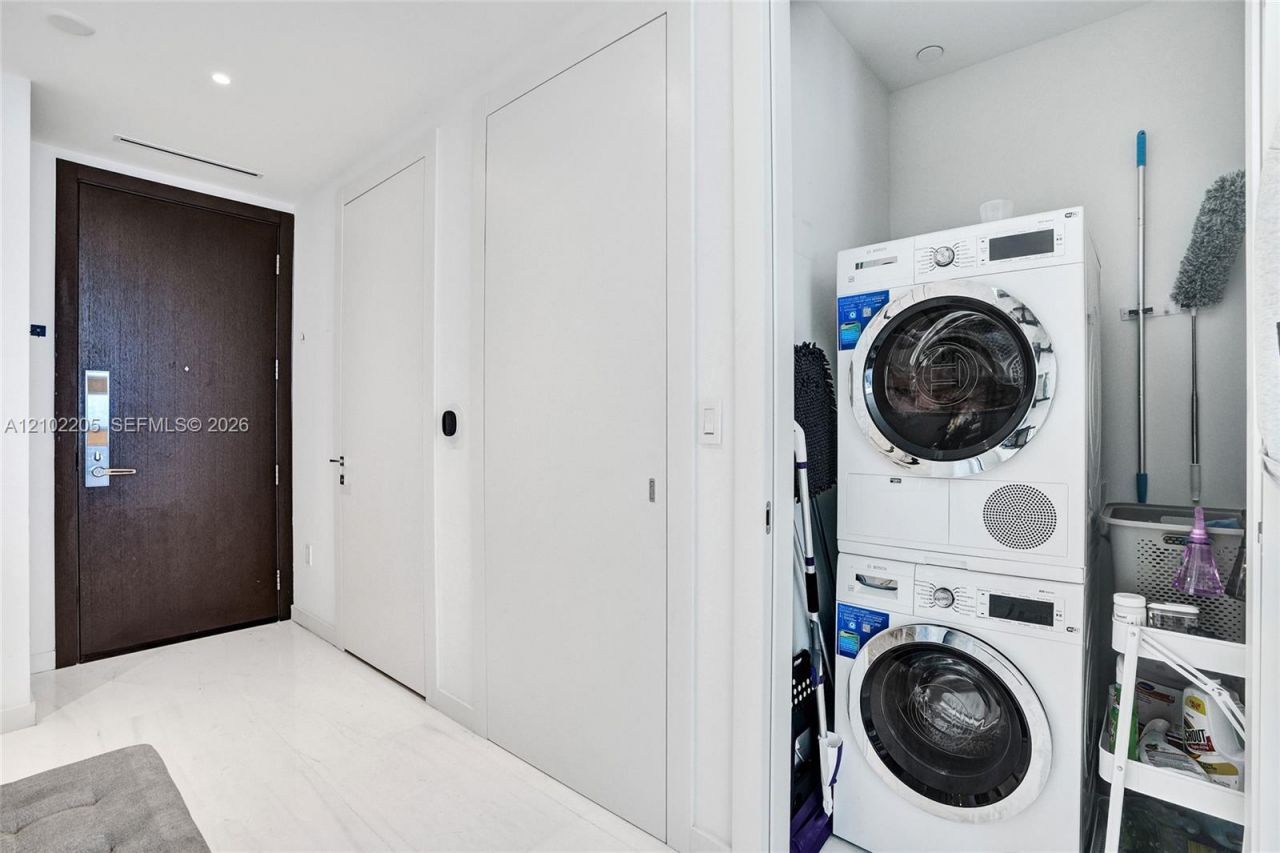300 Biscayne Boulevard Way, Unit 2106W, Miami, FL 33131 Photo