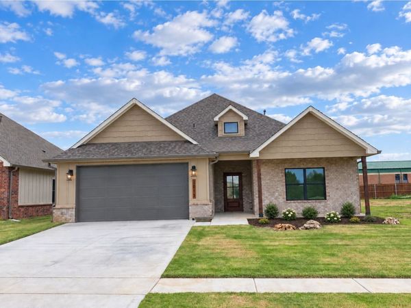 1013 S Chickasaw Street , Skiatook, OK 74070