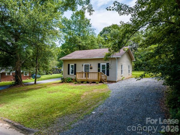 1586 3rd Street Drive NE, Hickory, NC 28601