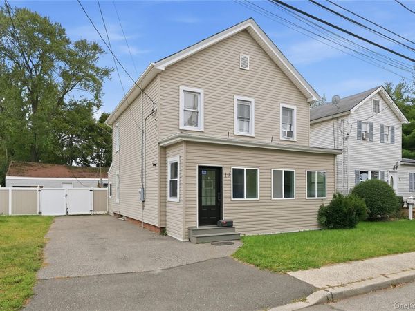 19 Railroad Avenue , Amityville, NY 11701