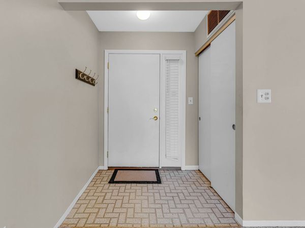 602 Devonshire Court , Unit D, McHenry, IL 60050