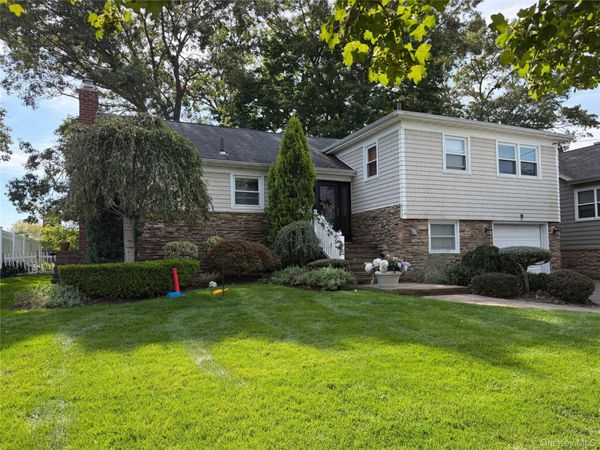 17 Renee Place , Massapequa Park, NY 11762