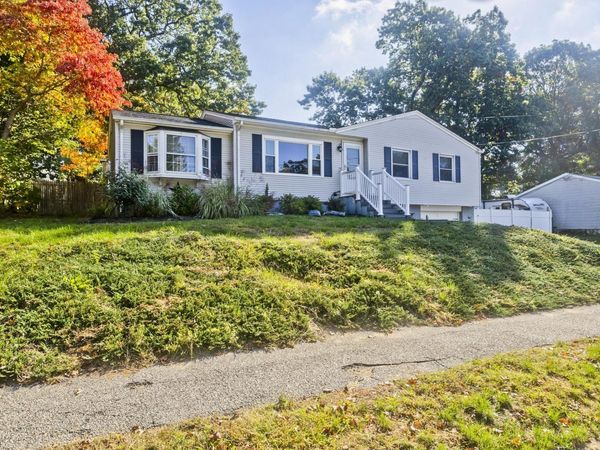 107 Parenteau Dr, Chicopee, MA 01020