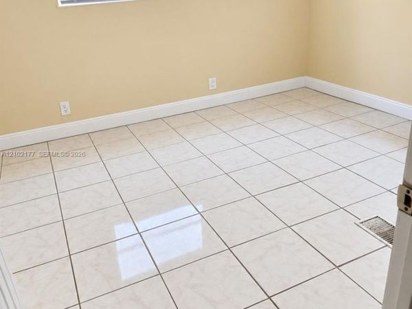 3640 NW 39th St , Lauderdale Lakes, FL 33309