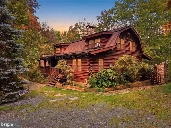 805 BLACKBIRCH COURT , HAWLEY, PA 18428