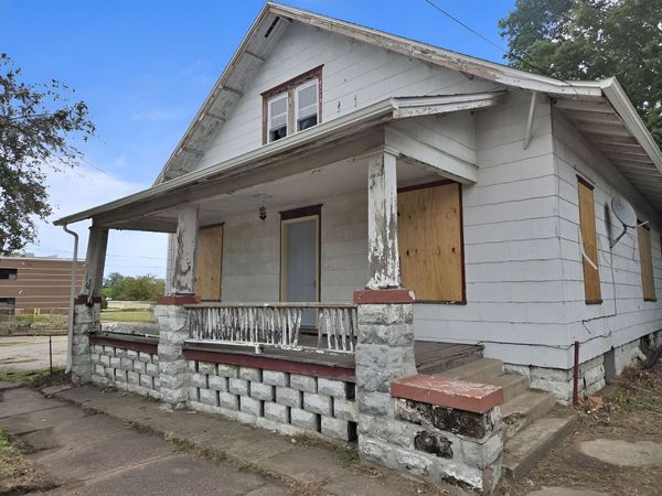 344 10th Street , Moline, IL 61265