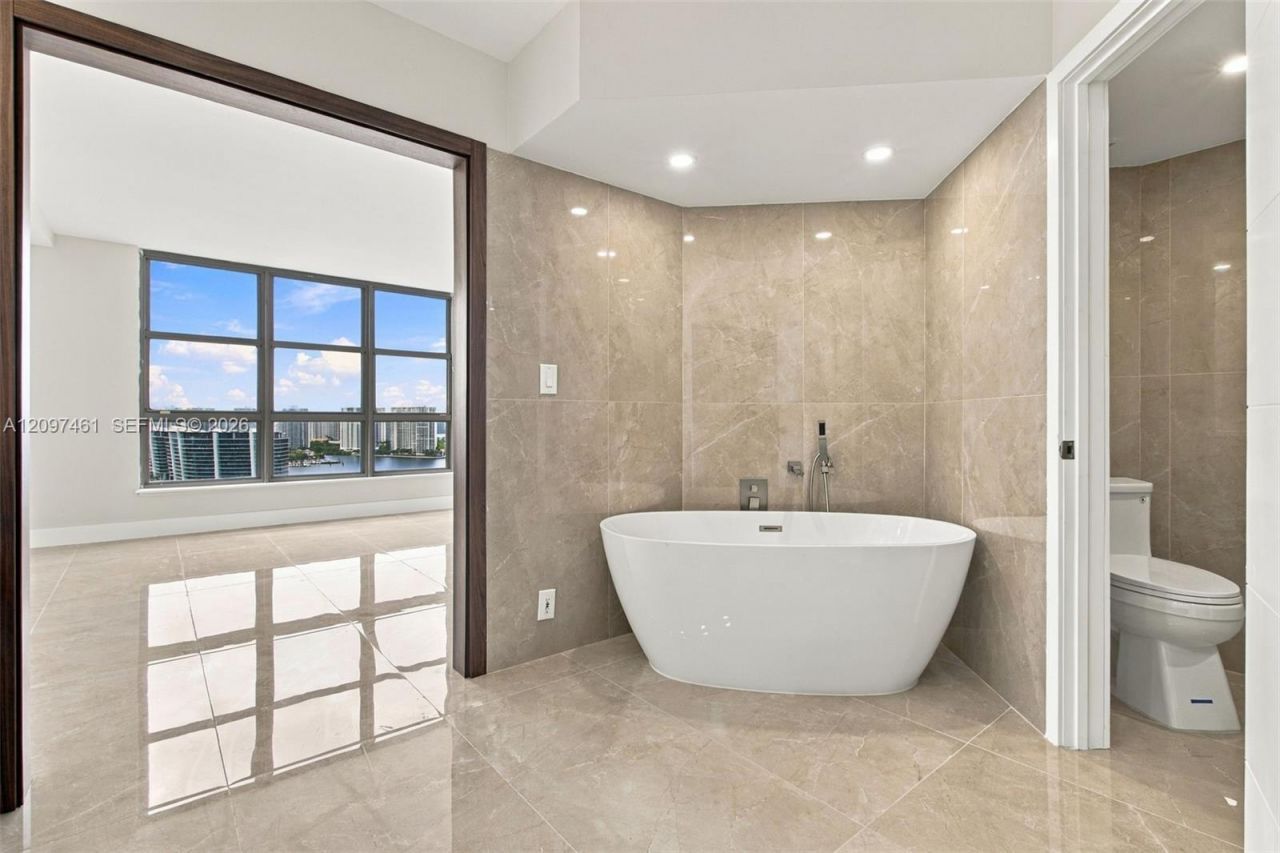 19101 NE 36th Ct, Unit 2705, Aventura, FL 33180 Photo