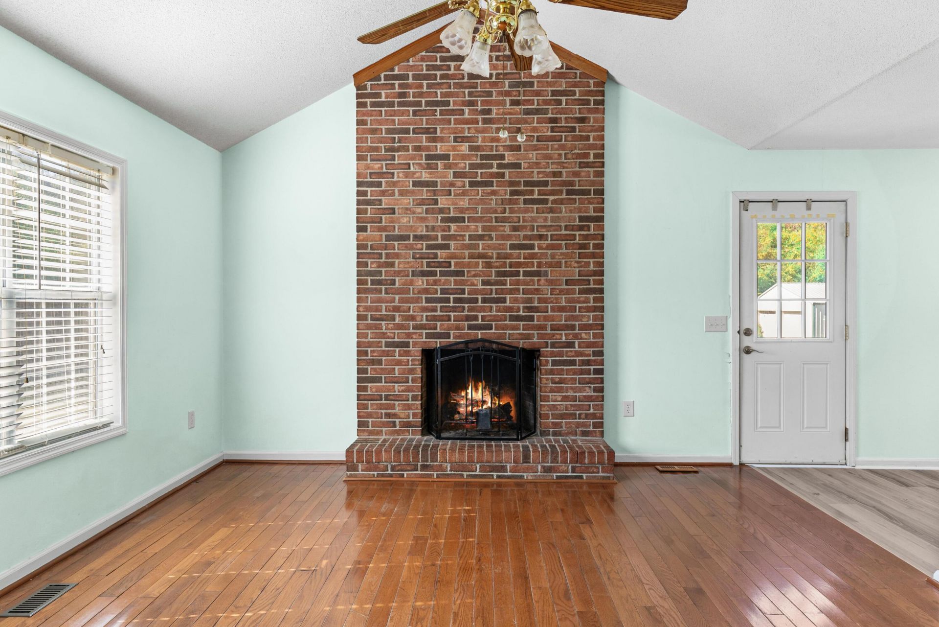 126 Monterey Trail Photo 4