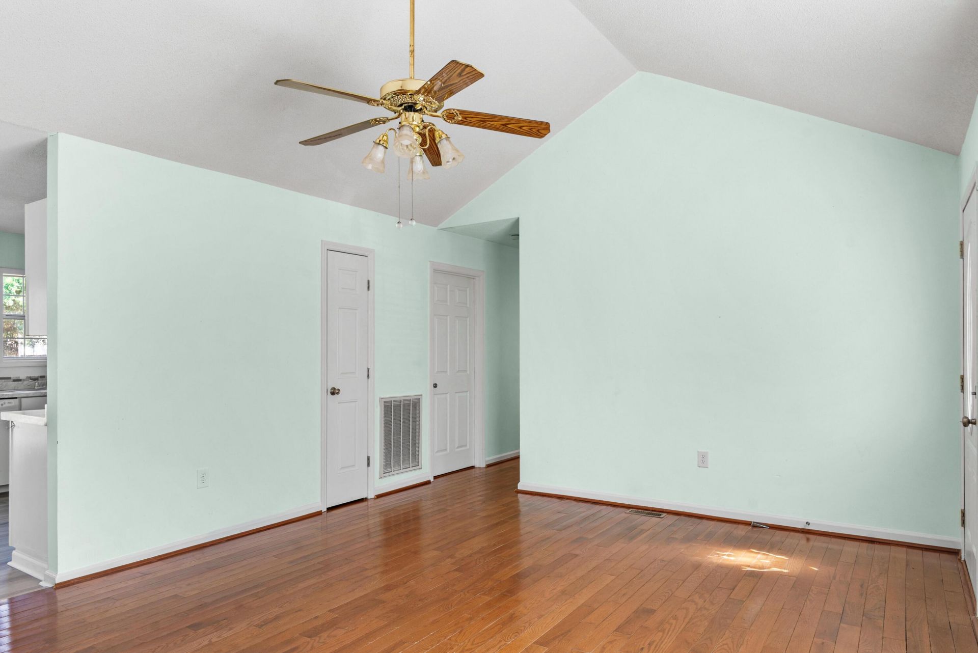 126 Monterey Trail Photo 5