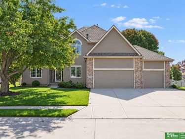 15935 Newport Avenue, Omaha, NE 68116