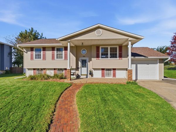 3321 SPINNING WHEEL CT, Muscatine, IA 52761