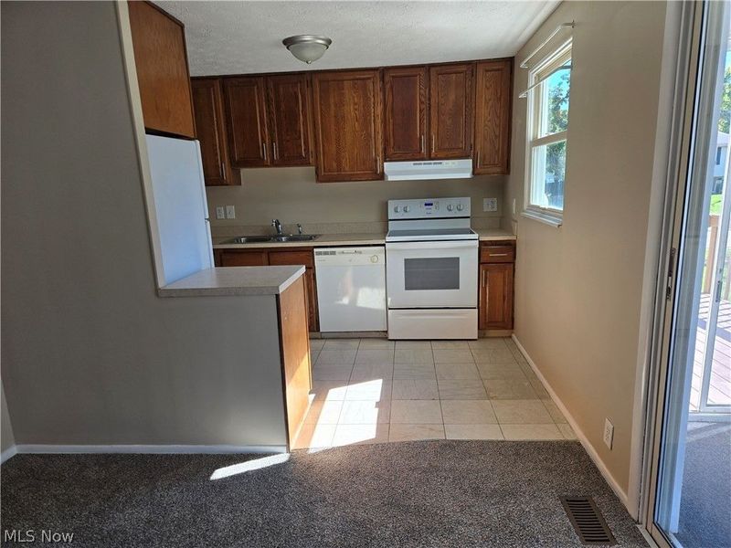 1025 Sunnywood Lane, Ravenna, OH 44266 Photo 6