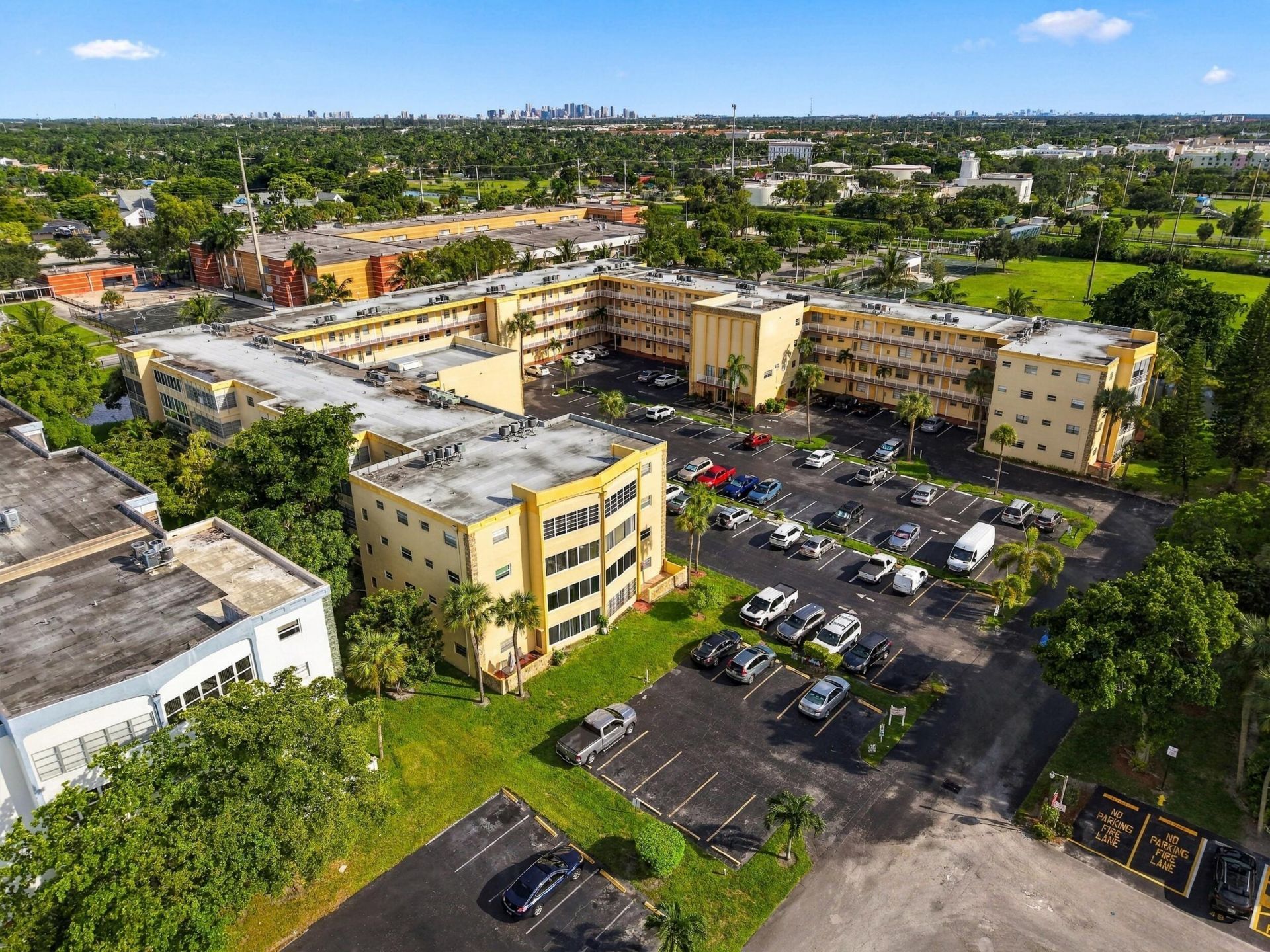 3940 NW 42nd Avenue, Unit 313, Lauderdale Lakes, FL 33319 Photo