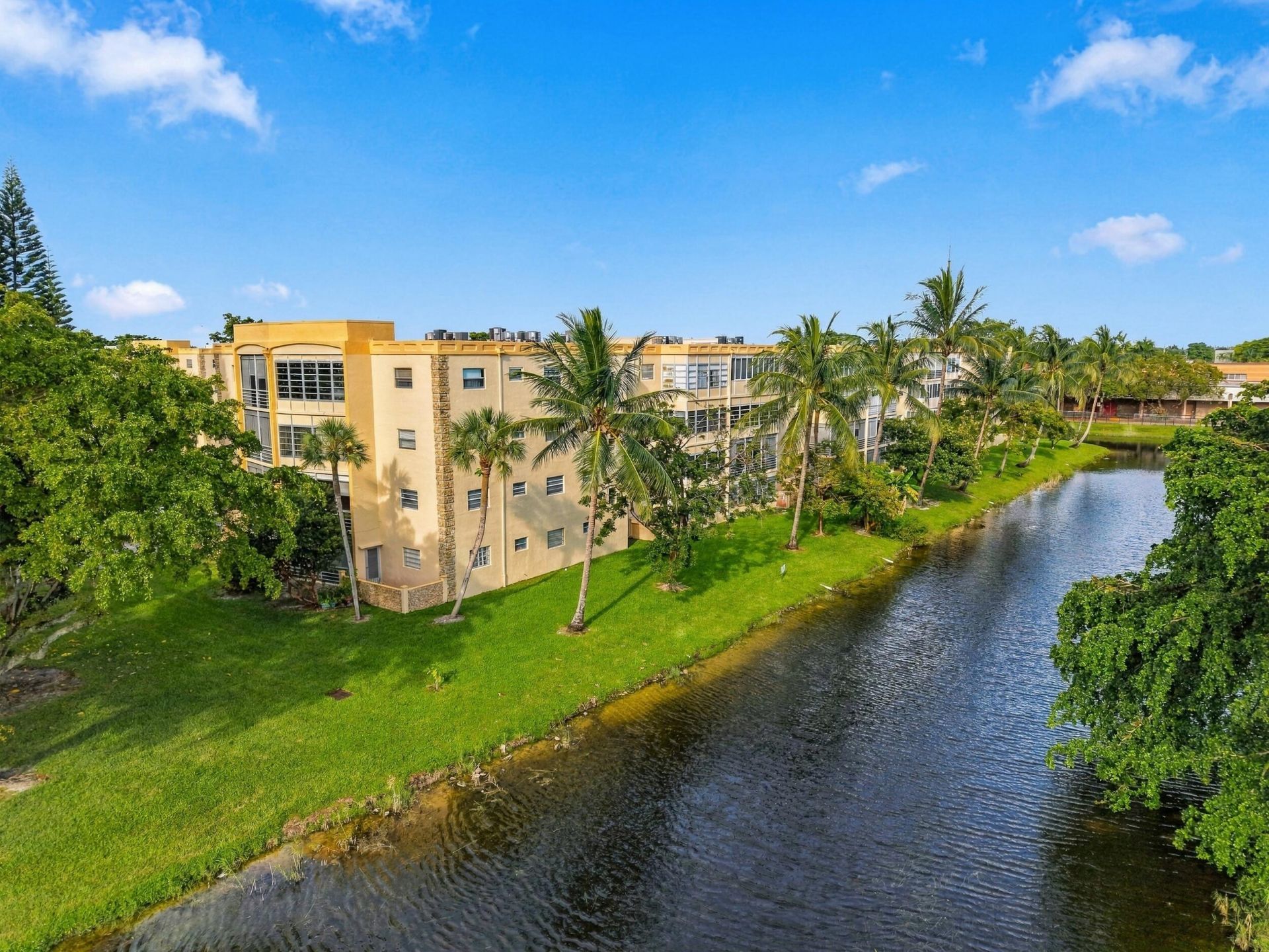 3940 NW 42nd Avenue, Unit 313, Lauderdale Lakes, FL 33319 Photo