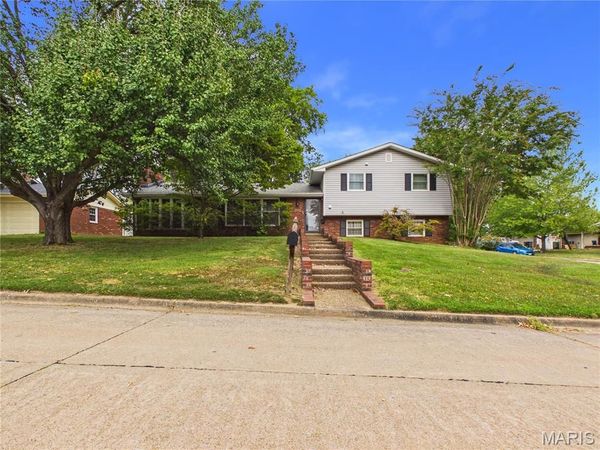 2002 Robinhood Circle, Cape Girardeau, MO 63701