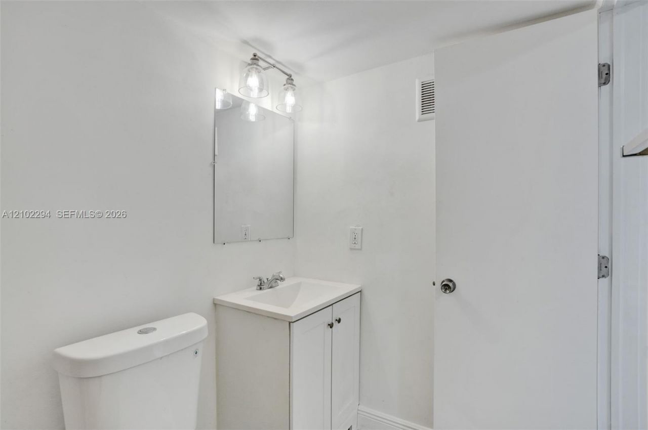 14190 W Dixie Hwy , Unit 2, North Miami, FL 33161 Photo