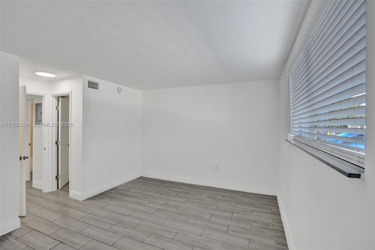 14190 W Dixie Hwy , Unit 2, North Miami, FL 33161 Photo