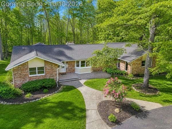 4718 Canyon Oaks Drive, Brighton Township, Mi 48114