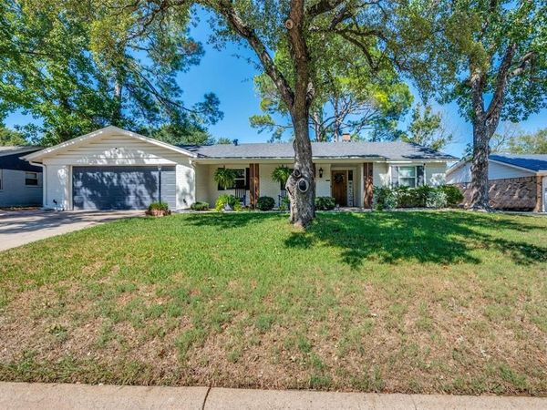820 Overhill Drive, Hurst, TX 76053