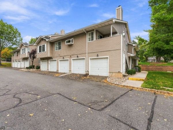 56 Bentley Ct, Bedminster, NJ 07921