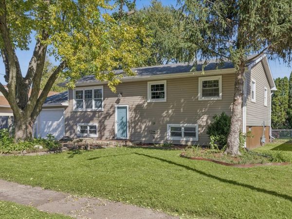 507 S 3rd Street , Eldridge, IA 52748