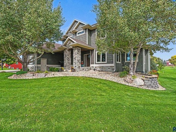 906 Tee Off Trl, Dell Rapids, SD 57022