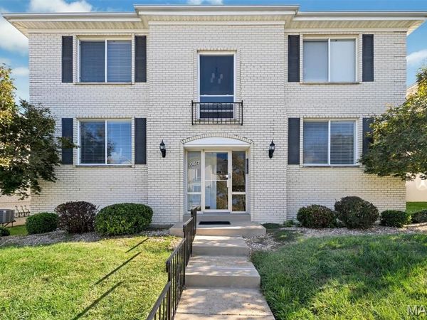 10017 Chardin Way, St Louis, MO 63128