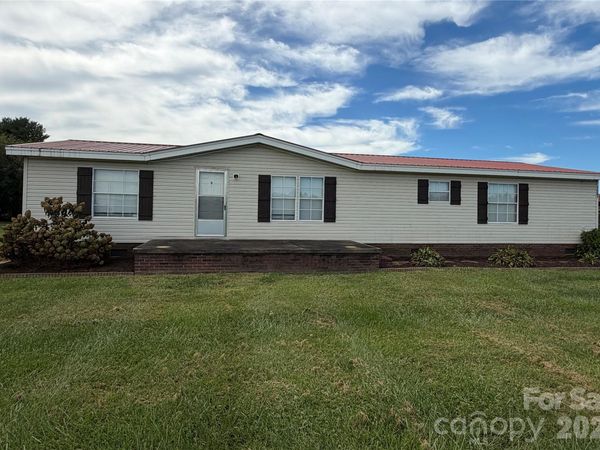 127 White Plains Road , Hiddenite, NC 28636