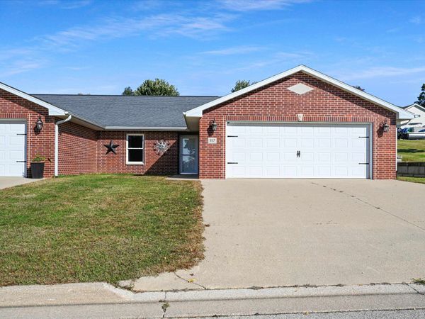 817 6th Ave SE , Cascade, IA 52033