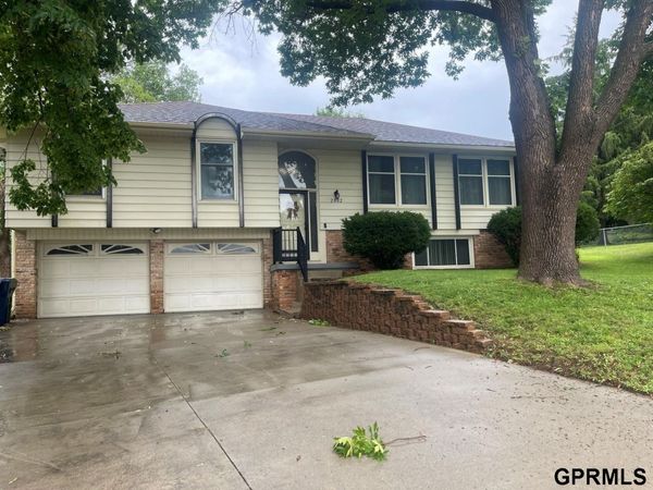 2802 Mars Circle, Bellevue, NE 68005